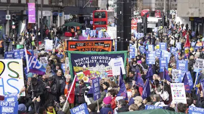 La gente se reúne en Londres, el sábado 11 de marzo de 2023, antes de una marcha de Apoyo a las Huelgas en solidaridad con enfermeras, médicos jóvenes y otro personal del NHS después de las recientes huelgas por salarios y condiciones. (James Manning/PA vía AP)