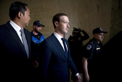 El CEO de Facebook Mark Zuckerberg (centro) a su llegada a una cumbre del foro de Cooperación Económica de Asia y el Pacífico en Lima el 19 de noviembre del 2016. (AP Photo/Andrew Harnik, File)