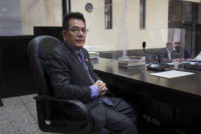 En esta foto de archiveo, el juez Miguel Ángel Gálvez posa para una foto durante un receso de una audiencia judicial, en Ciudad de Guatemala, el miércoles 11 de mayo de 2022. Organizaciones de derechos humanos en Guatemala rechazaron el viernes 17 de junio de 2022 una investigación de la Corte Suprema contra contra Gálvez, quien es conocido por ordenar la investigación de crímenes de lesa humanidad y corrupción. (Foto AP/Moisés Castillo, Archivo)