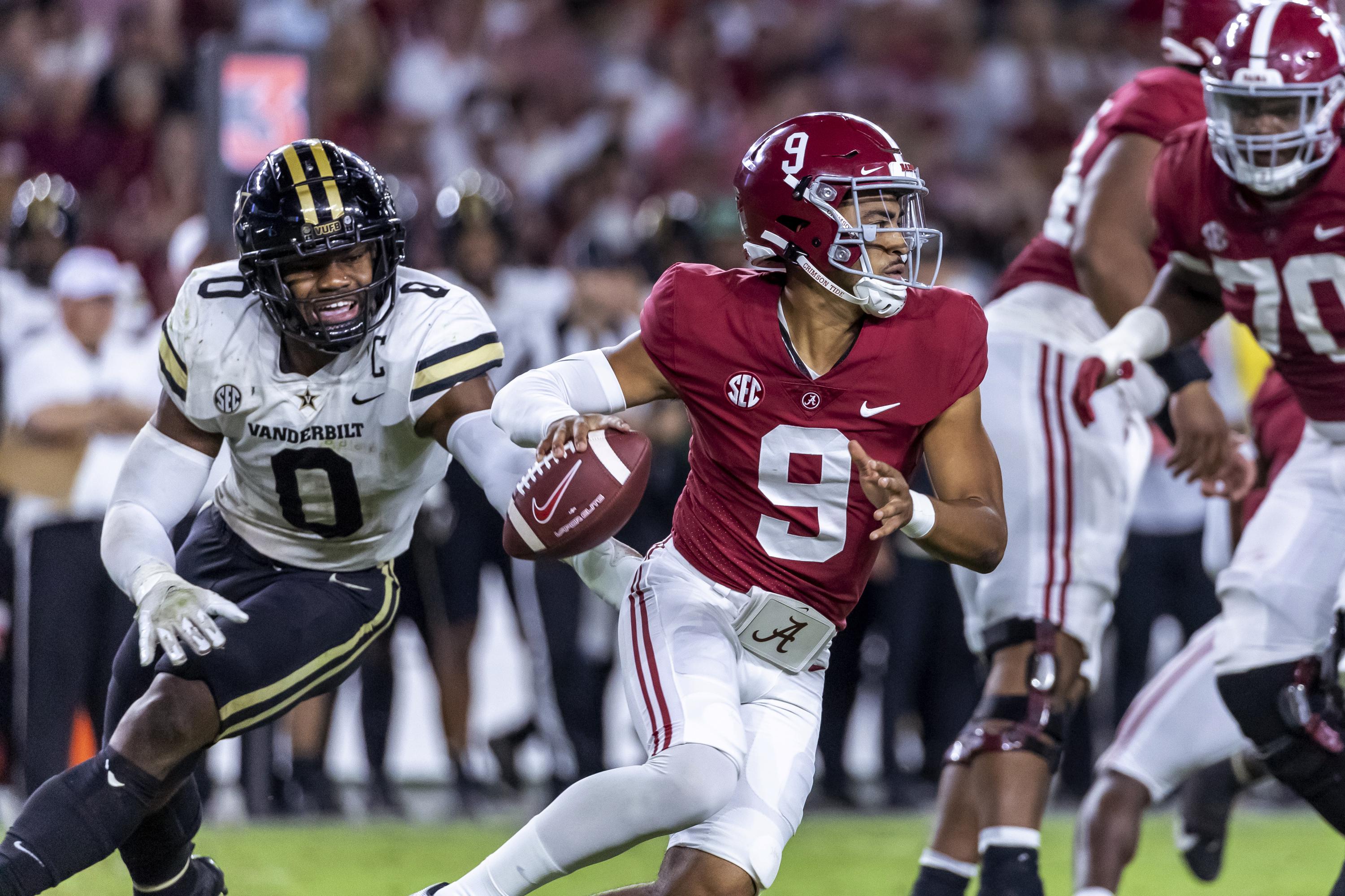 Alabama QB Bryce Young exits with AC joint shoulder injury AP News