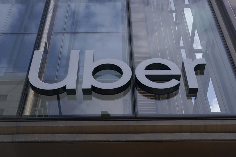 En esta imagen de archivo, el logo de Uber, en la entrada de la sede de la empresa en San Francisco, el 12 de septiembre de 2022. (AP Foto/Jeff Chiu, archivo)