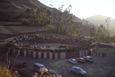 ARCHIVO - En esta fotografía de archivo del 16 de julio de 2013, personas celebran una corrida de toros en Lachaqui, Perú. Una decisión judicial del 16 de septiembre de 2021 prohibió entrenar a los niños en esa práctica. (AP Foto/Martín Mejía, archivo)