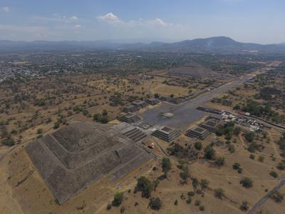 En esta imagen del 19 de marzo de 2020 se ven la Pirámide de la Luna, a la izquierda, y la Pirámide del Sol, al fondo, con pequeñas estructuras intermedias en Teotihuacan, México. (AP Foto/Rebecca Blackwell, Archivo)