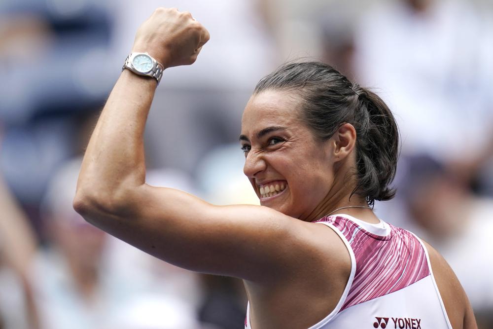 Caroline Garcia festeja tras derrotar a Alison Riske en la cuarta ronda del US Open, el domingo 4 de septiembre de 2022, en Nueva York. (AP Foto/Julia Nikhinson)