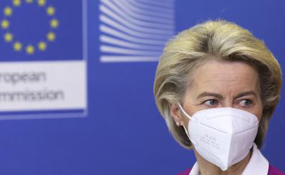 La presidenta de la Comisión Europea, Ursula von der Leyen llega con mascarilla a una conferencia de prensa sobre las vacunas contra el COVID-19 en las oficinas de la UE, el lunes 18 de octubre de 2021, en Bruselas. (Yves Herman, Pool Photo via AP)