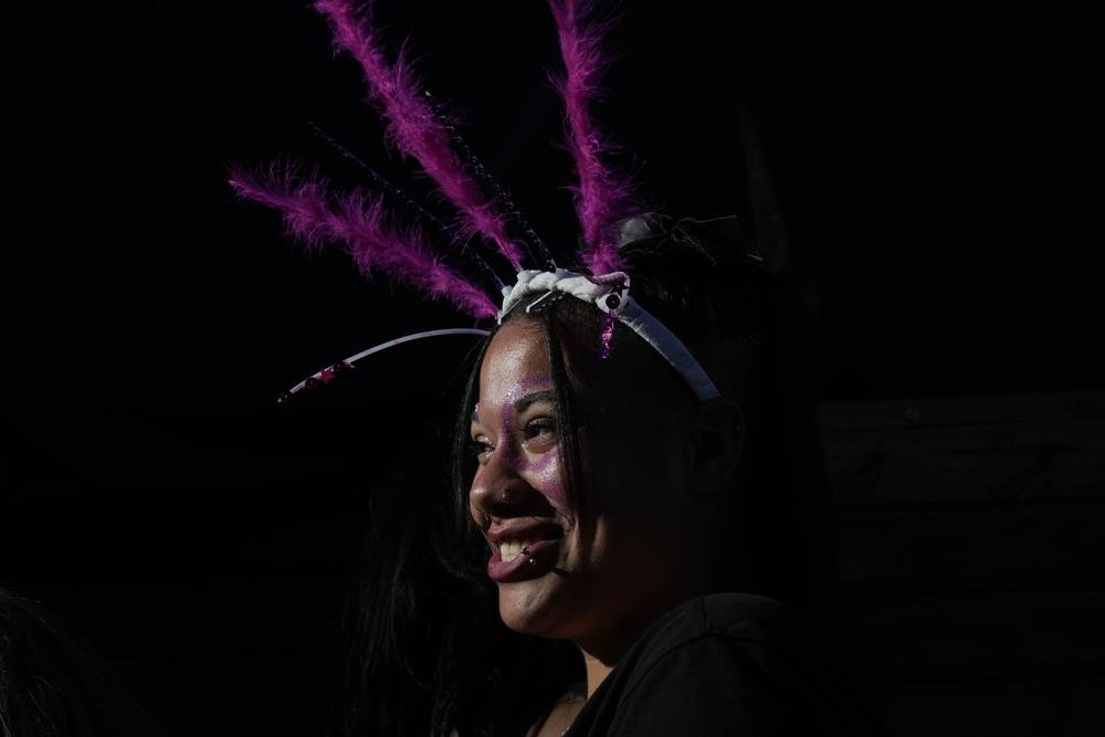 Una mujer asiste a una marcha por el Día Internacional de la Mujer en Buenos Aires, Argentina, martes 8 de marzo de 2022. (AP Foto/Natacha Pisarenko)