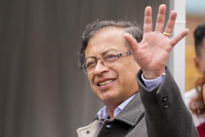 El entonces candidato presidencial Gustavo Petro saluda a su llegada para votar en una segunda vuelta presidencial en Bogotá, Colombia, el domingo 19 de junio de 2022. Una delegación encabezada por el Consejero de Seguridad Nacional de la Casa Blanca, Juan González, y el Subsecretario de Estado para Asuntos del Hemisferio Occidental, Brian Nichols, llegará a Colombia el jueves 21 de julio de 2022 para reunirse con el presidente electo Gustavo Petro. (Foto AP/Fernando Vergara, Archivo)