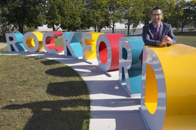 Tom McNamara, alcalde de Rockford, Illinois, junto a una escultura en honor a la ciudad el 20 de septiembre del 2021 en Rockford, Illinois. El plan del gobierno de EEUU para ayudar económicamente a las comunidades tras la pandemia es tan amplio y sustancial que muchas municipalidades lo están usando para resolver añejos problemas. En  Rockford, Illinois, las autoridades están usando los fondos para reducir la violencia que desde hace años ha desgarrado a la ciudad (Foto AP/Charles Rex Arbogast)