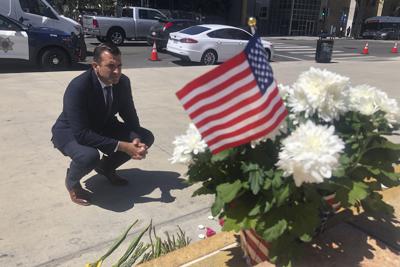 ARCHIVO - En esta fotografía de archivo del 27 de mayo de 2021, Sam Liccardo, alcalde de San José, se detiene frente al Ayuntamiento para ver una ofrenda en honor a las víctimas de un tiroteo ocurrido en un área de maniobras ferroviarias, en San José, California. (AP Foto/Haven Daley, archivo)