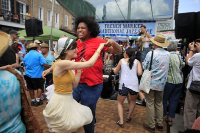 Varias personas bailan durante un evento en el Festival del Barrio Francés, en Nueva Orleans, el domingo 13 de abril de 2014. (Kathleen Flynn/The Times-Picayune/The New Orleans Advocate via AP)