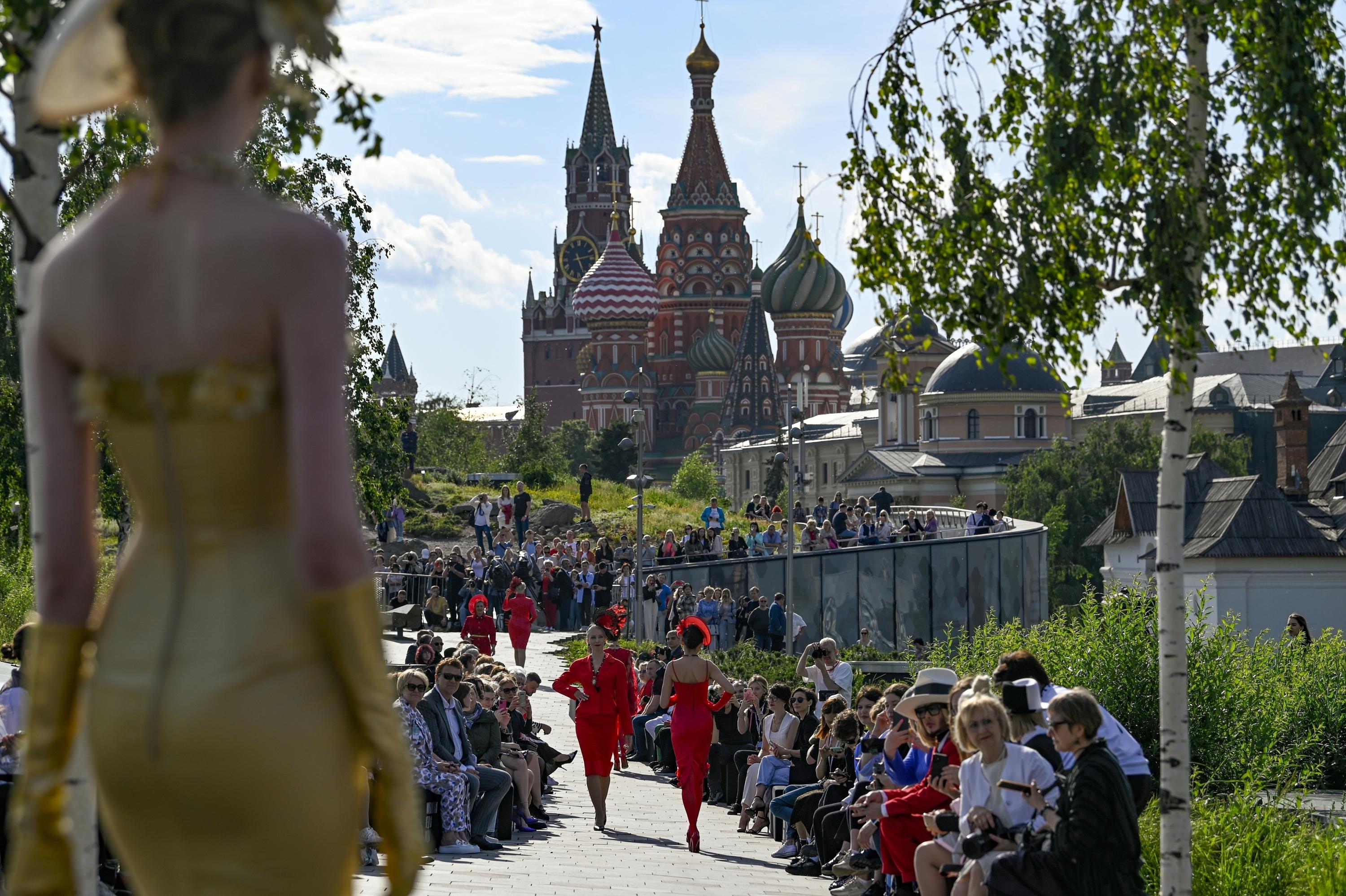 AP ФОТО: Тиждень моди в Москві пройшов у столиці