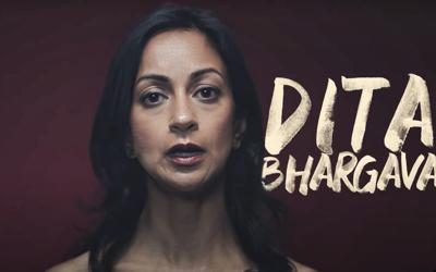 Αυτή η εικόνα από βίντεο από την Τρίτη, 26 Ιουλίου 2022, δείχνει την Ντίτα Μπαργκάβα, μια υποψήφια των Δημοκρατικών του Κονέκτικατ για ταμίας του Κονέκτικατ, να εμφανίζεται στη διαφήμιση της προεκλογικής της εκστρατείας.  (Καμπάνια DitaCT22 μέσω AP)