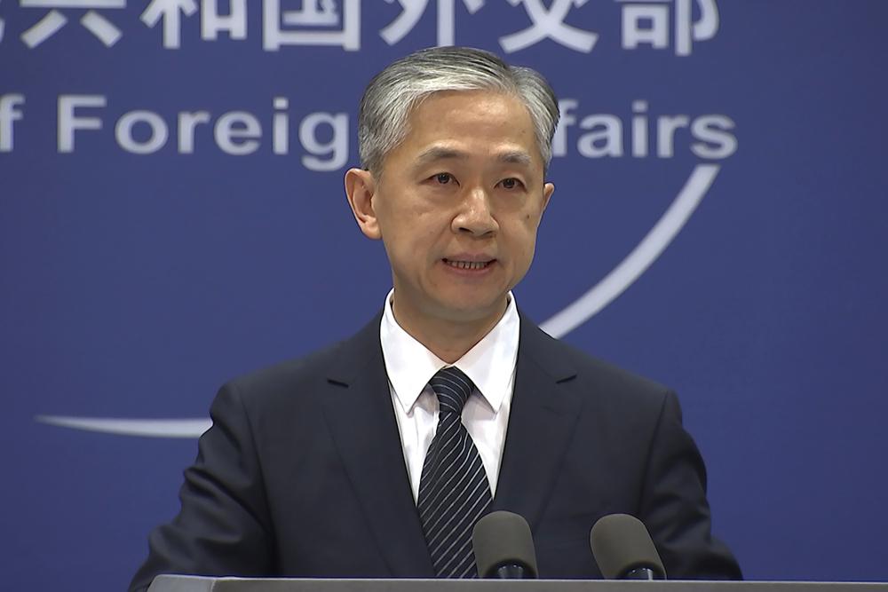 ARCHIVO - El portavoz del Ministerio de Relaciones Exteriores de China, Wang Wenbin, habla durante la sesión informativa diaria en Beijing, el 11 de junio de 2021. La "colusión de Taiwán con fuerzas externas para buscar la independencia y la provocación solo acelerará su propia desaparición y empujará a Taiwán al abismo del desastre". dijo el portavoz del ministerio, Wang Wenbin, en una sesión informativa diaria, el jueves 11 de agosto de 2022. (AP Photo/Liu Zheng, File)