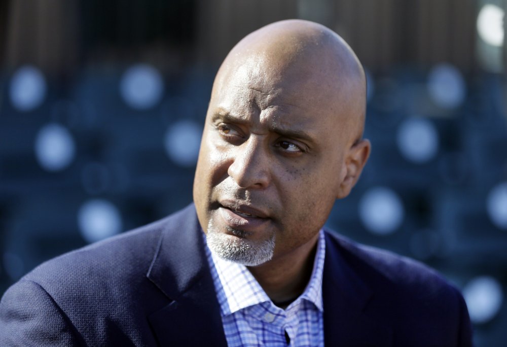 El director ejecutivo de la Asociación de Jugadores de MLB, Tony Clark, habla con los medios de comunicación antes de un juego de béisbol de exhibición de entrenamiento de primavera en Lakeland, Florida.