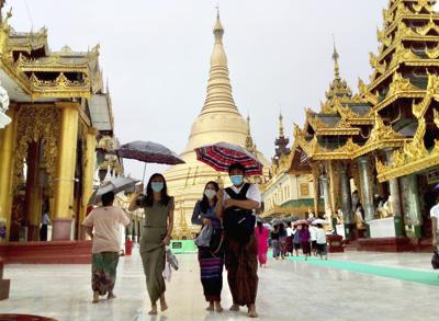 Peregrinos visitan la célebre pagoda Shwedagon en Yangon, Myanmar, 19 de junio de 2022. Algunos dijeron que fueron a rezar por la mandataria depuesta Aung San Suu Kyi, quien cumplió 77 años y se encuentra presa por el régimen militar. (AP Foto)