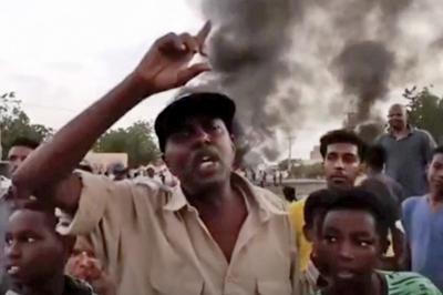 En esta escena tomada de un video, gente reunida durante una protesta en Jartum, el lunes 25 de octubre de 2021. Fuerzas militares detuvieron el lunes a varios miembros del gobierno de Sudán, según el Ministerio de Información del país.  El principal grupo prodemocrático llamó a la población a salir a las calles para impedir un aparente golpe militar.  (Nueva NNS de Sudán a través de AP)