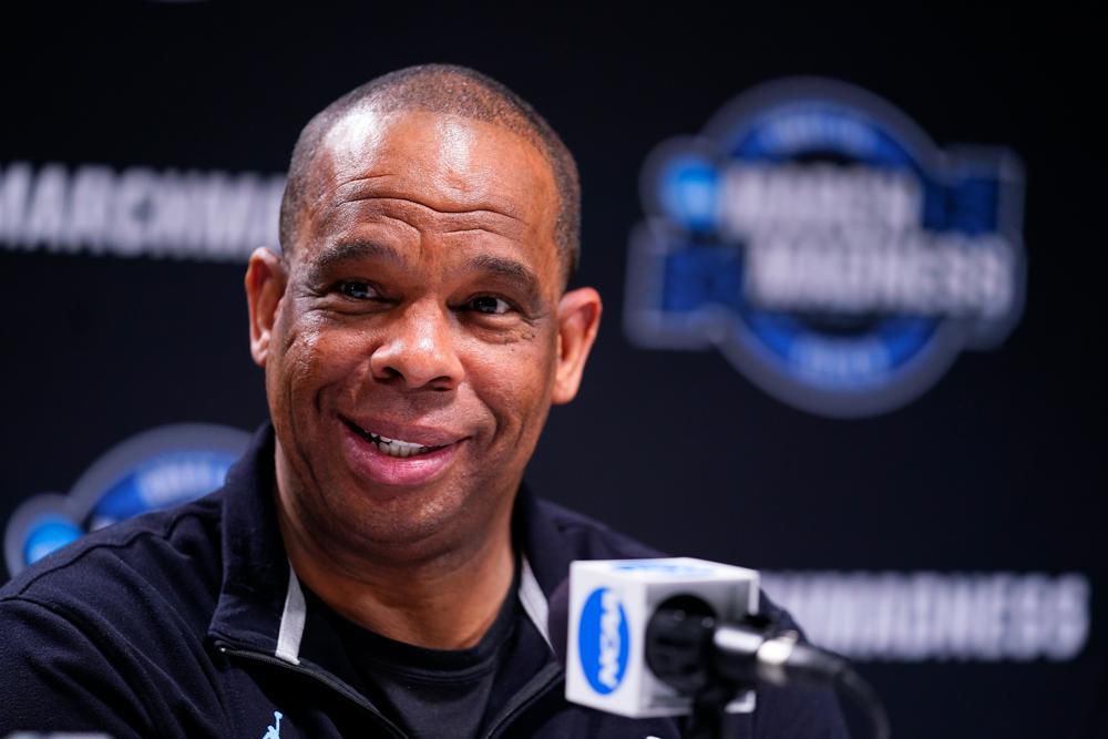 Hubert Davis navigates bumps to lead North Carolina to Elite Eight