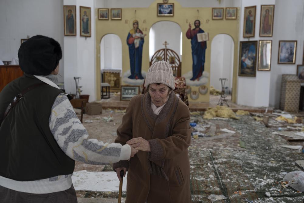 Una mujer entra a una iglesia dañada por un ataque rusos en las semanas previas, el domingo 10 de abril de 2022, en Makarov, en la región de Kiev, Ucrania. (AP Foto/Petros Giannakouris)