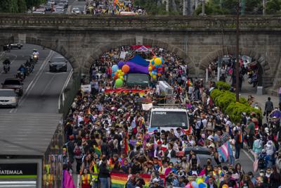 Miles de personas participan en el Desfile de la Diversidad Sexual y de Género en conmemoración del mes del orgullo gay, en ciudad de Guatemala, el sábado 25 de junio de 2022. (AP Foto/Moisés Castillo)