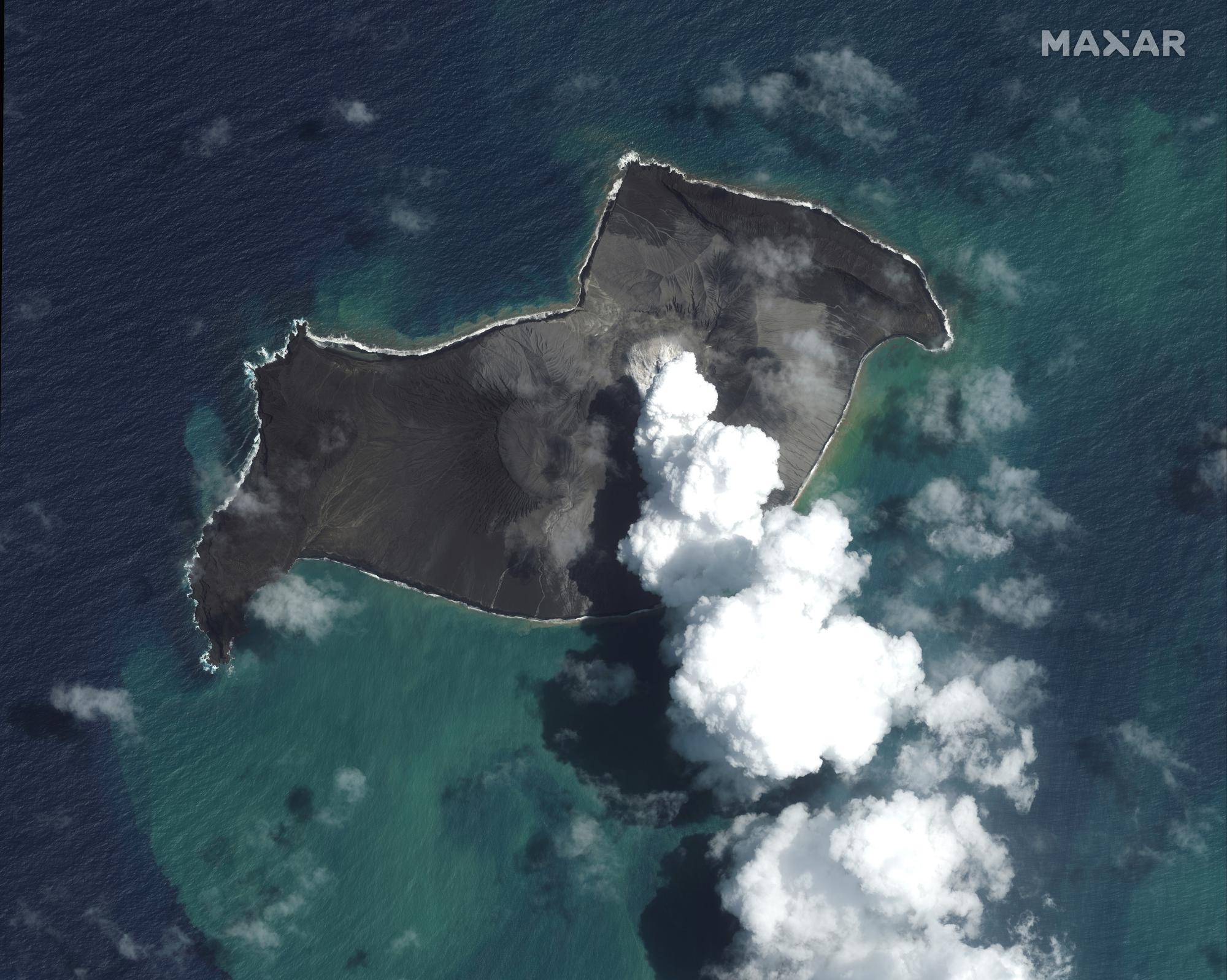 Esta imagen satelital proporcionada por Maxar Technologies muestra una descripción general del volcán Hunga Tonga Hunga Ha'apai en Tonga el 6 de enero de 2022, antes de una gran erupción volcánica submarina.  (Imagen satelital ©2022 Maxar Technologies vía AP)