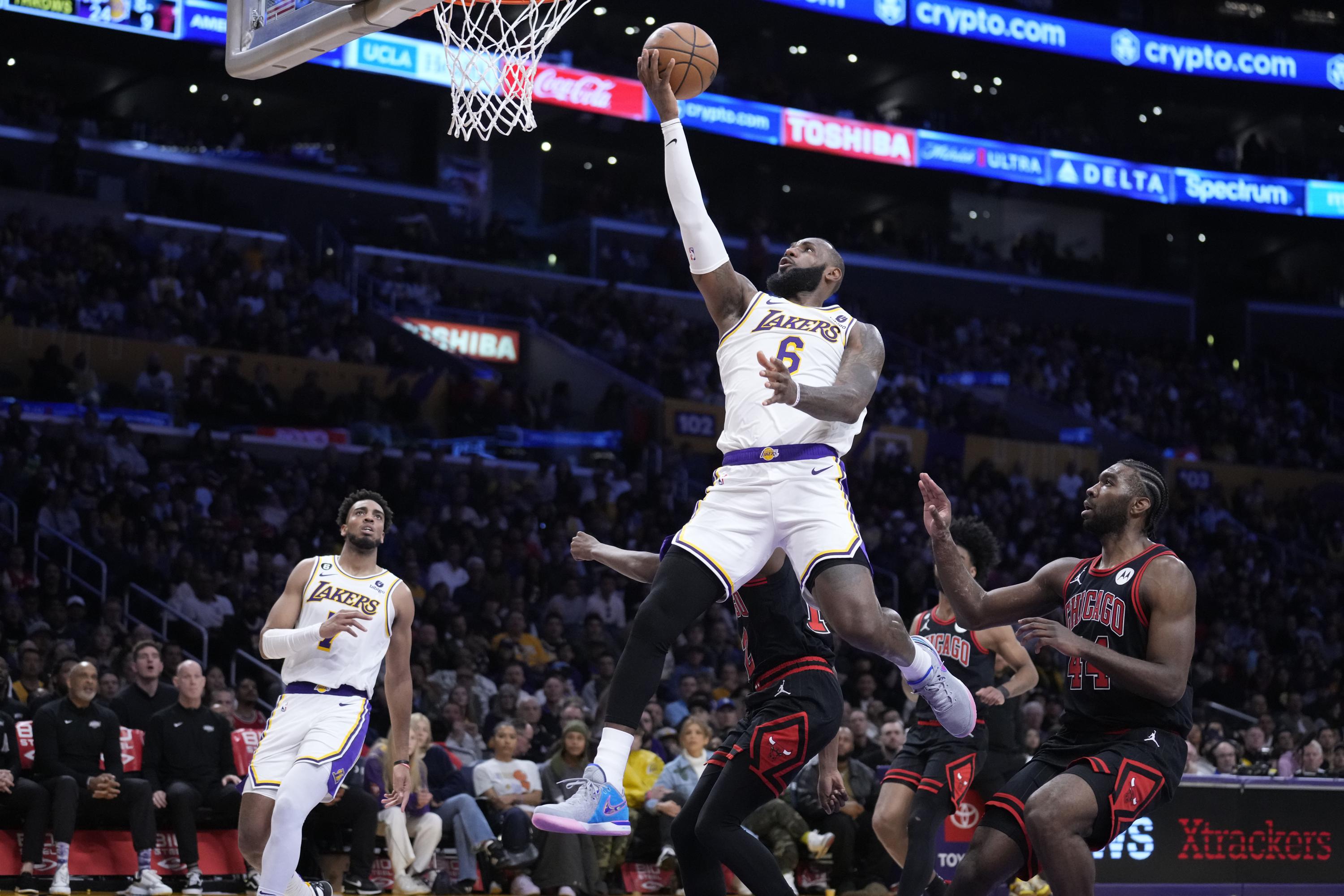 LeBron returns from injury, but Lakers lose 118-108 to Bulls | AP News