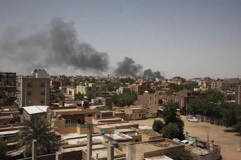 Se ve humo en Jartum, Sudán, el sábado 22 de abril de 2023. Los combates en la capital entre el ejército sudanés y las Fuerzas de Apoyo Rápido se reanudaron después de que fracasara un alto el fuego negociado internacionalmente. (AP Photo/Marwan Ali)