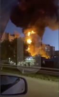Esta foto tomada de un video de OSTOROZHNO NOVOSTI muestra el lugar donde se estrelló un avión en Yeysk, Rusia, el 17 de octubre del 2022.  . (OSTOROZHNO NOVOSTI via AP)