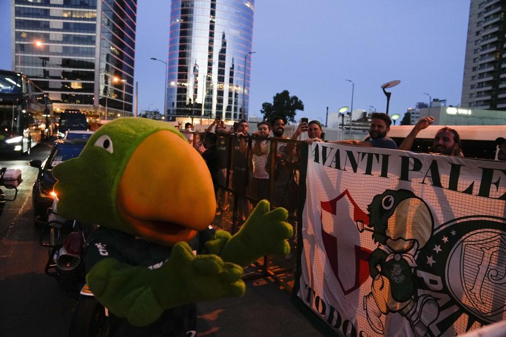 Hinchas del Palmeiras afuera del hotel donde el club se hospeda en Montevideo, el miércoles 24 de noviembre de 2021. Palmeiras enfrentará a Flamengo en la final de la Copa Libertadores el sábado. (AP Foto/Natacha Pisarenko)