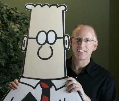 ARCHIVO - Scott Adams, creador de la tira cómica Dilbert, posa para la foto con su personaje Dilbert en su estudio en Dublin, California, el 26 de octubre de 2006. (AP Foto/Marcio Jose Sanchez, Archivo)
