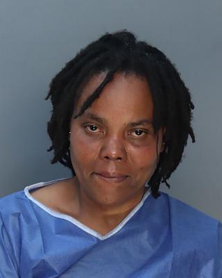 Esta fotografía facilitada por la cárcel del condado Miami Dade muestra a Odette Lysse Joassaint, de 41 años, a quien la policía arrestó por las muertes de sus dos hijos de 3 y 5 años. (Cárcel del condado Miami-Dade vía AP).