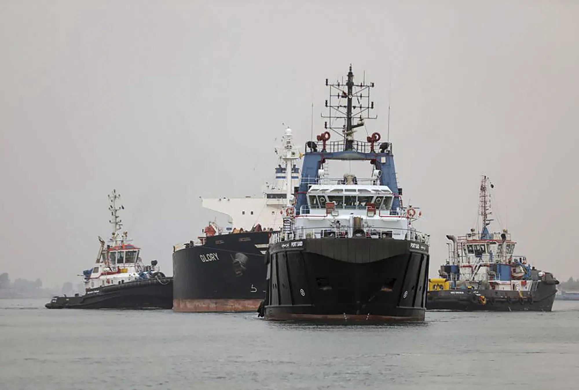 Een vrachtschip liep vast in het Egyptische Suezkanaal