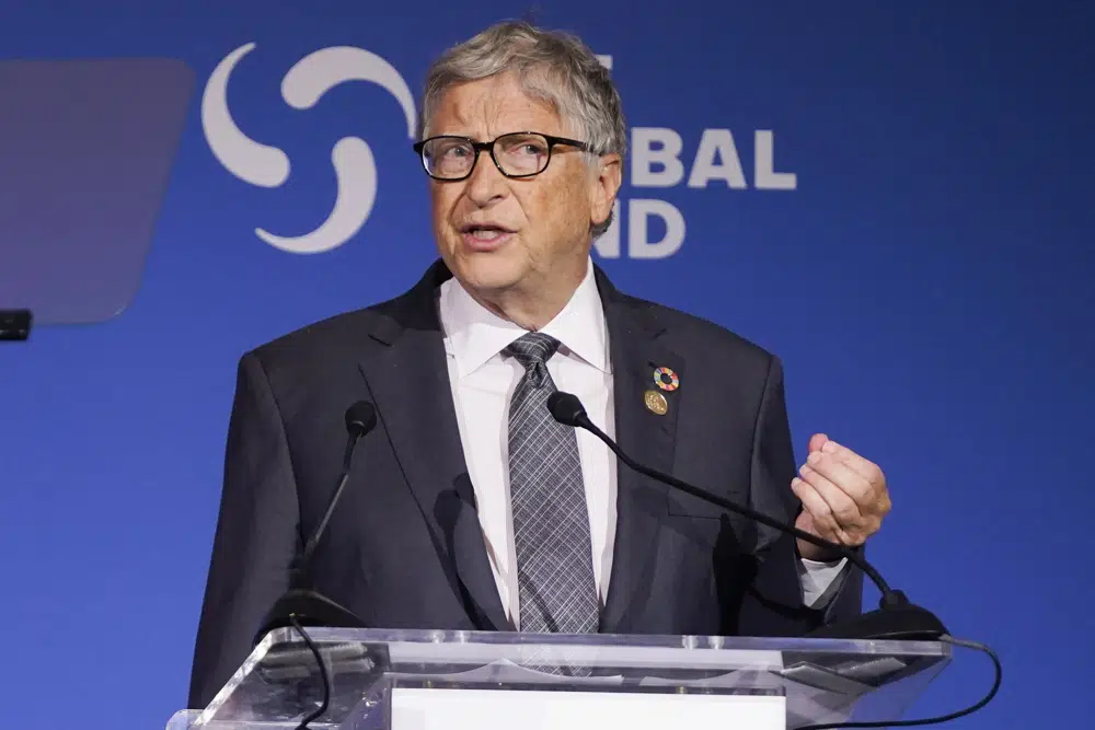 ARCHIVO - Bill Gates habla durante la Séptima Conferencia de Reabastecimiento del Fondo Mundial, el miércoles 21 de septiembre de 2022 en Nueva York.  Gates encabezó la lista anual de The Chronicle of Philanthropy de las 10 donaciones benéficas más grandes anunciadas por individuos o sus fundaciones en 2022. La lista de este año ascendió a casi $ 9.3 mil millones.  Gates donó $5 mil millones a la Fundación Bill y Melinda Gates para respaldar el trabajo del donante en salud global, desarrollo, políticas y defensa, y educación en los Estados Unidos.  (Foto AP/Evan Vucci, archivo)