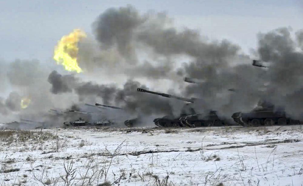 ARCHIVO - En esta imagen tomada de un video y publicada por el Servicio de Prensa del Ministerio de Defensa de Rusia, obuses autopropulsados ​​del ejército ruso disparan durante ejercicios militares cerca de Oremburgo en los Urales, Rusia, el jueves 16 de diciembre de 2021. Las demandas actuales de Rusia se basan en las de Putin. supuso un largo sentido de agravio y su rechazo de Ucrania y Bielorrusia como países verdaderamente separados y soberanos, sino más bien como parte de una patria ortodoxa y lingüística rusa.  (Servicio de Prensa del Ministerio de Defensa Ruso vía AP, Archivo)