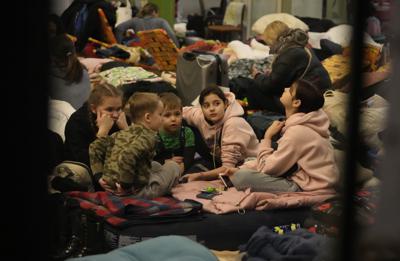 Niños refugiados de Ucrania juegan en un albergue para mujeres y niños en la estación de tren en Przemysl, Polonia, el jueves 3 de marzo de 2022. Al menos un millón de personas huyeron de Ucrania desde la invasión rusa de hace una semana, según la agencia de refugiados de Naciones Unidas. (AP Foto/Markus Schreiber)