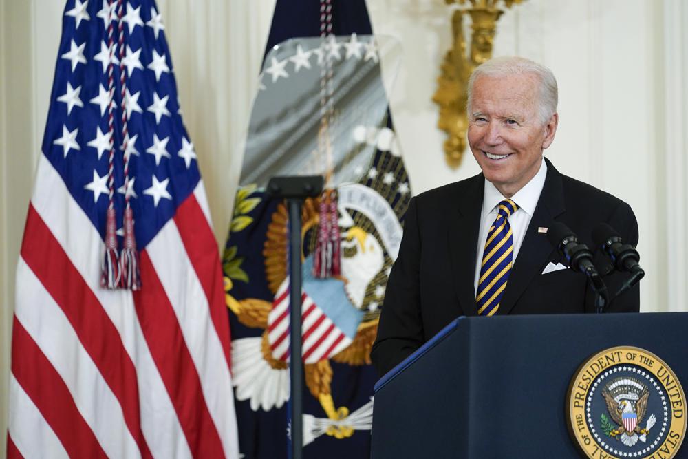 El presidente Joe Biden habla durante el evento de Maestros Nacionales y Estatales del Año 2022 en el Salón Este de la Casa Blanca en Washington, el miércoles 27 de abril de 2022. El presidente Joe Biden habla durante el evento de Maestros Nacionales y Estatales del Año 2022 en el Salón Este de la Casa Blanca en Washington, el miércoles 27 de abril de 2022. Sala este de la Casa Blanca en Washington, miércoles 27 de abril de 2022. El Departamento de Seguridad Nacional está intensificando sus esfuerzos para contrarrestar la desinformación proveniente de Rusia, así como la información engañosa que los traficantes de personas circulan para atacar a los migrantes que esperan viajar a los EE. UU. -Frontera de México.  (Foto AP/Susan Walsh)(Foto AP/Susan Walsh)