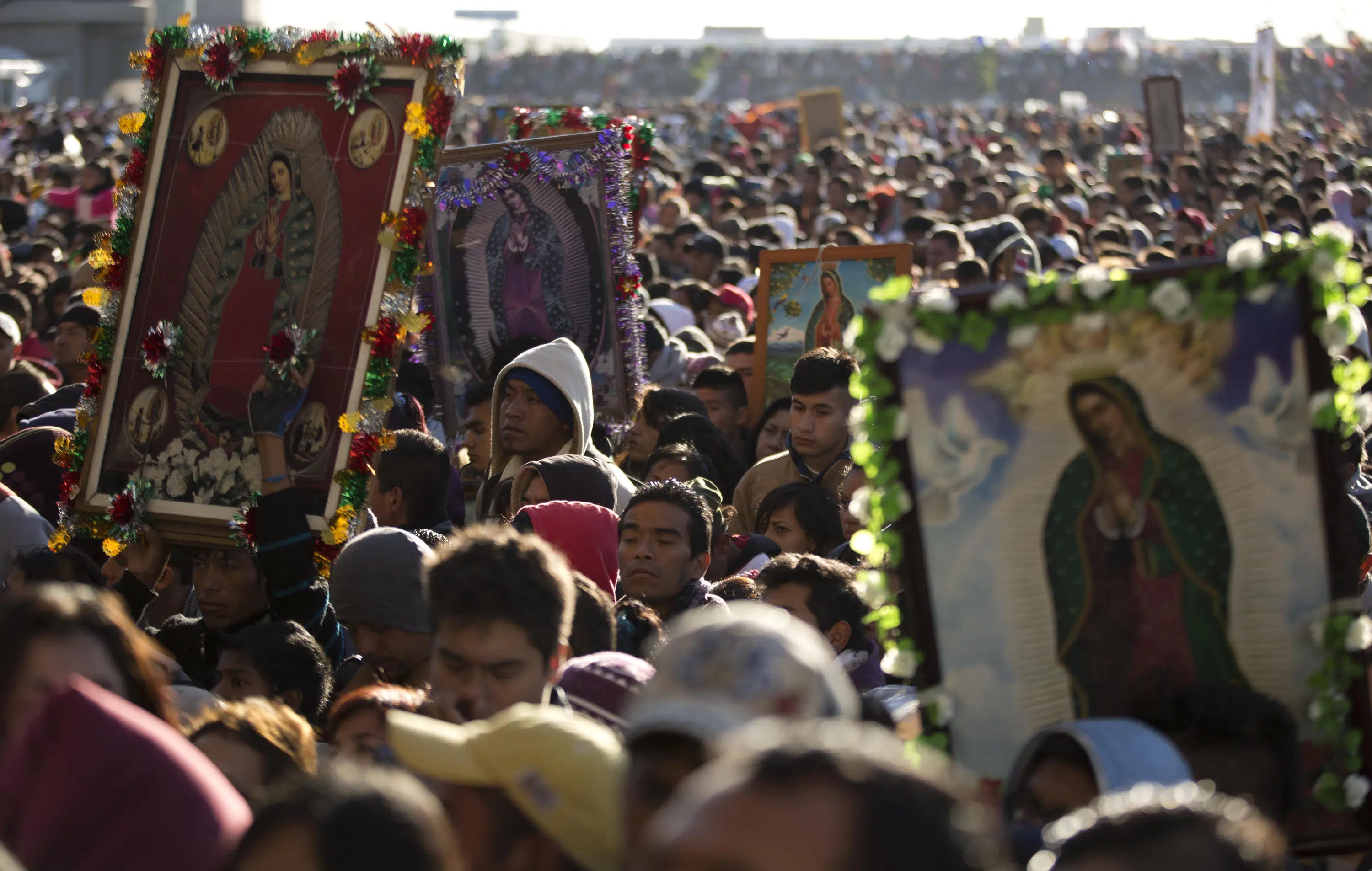 La devoción a la Virgen María atrae a millones al santuario en la Ciudad de México