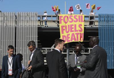 ARCHIVO - Activistas medioambientales de Extinction Rebellion sostienen una pancarta que dice "Combustibles fósiles-Muerte) mientras protestan en la Semana de la Energía de África, el 20 de octubre de 2022 en Ciudad del Cabo, Sudáfrica. (AP Foto/Nardus Engelbrecht, Archivo)