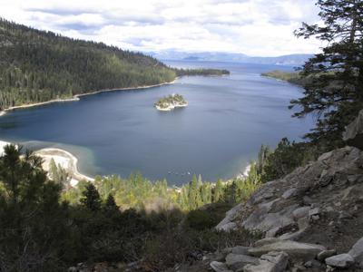 La costa retrocede en Emerald Bay en la esquina sudoeste del lago Tahoe, 20 de octubre de 2021, al este de South Lake Tahoe, California. Con la sequía agravada por el cambio climático, el lago Tahoe ha caído debado de su nivel normal y detenido el flujo de agua al río Truckee. (AP Foto/Scott Sonner)