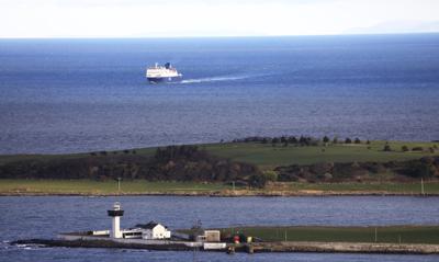 ARCHIVO - En esta imagen del 1 de enero de 2021, un transbordador P&O cruza el Mar de Irlanda desde Escocia hacia el puerto de Larne, en la costa norte de Irlanda del Norte. (AP Foto/Peter Morrison, archivo)