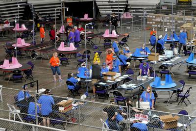 ARCHIVO - En esta foto del 6 de mayo del 2021, boletas de la elección estadounidense del 2020 depositadas en el condado Maricopa, Arizona,  son examinadas y recontadas por contratistas trabajando parala compañía Cyber Ninjas en Phoenix.  (AP Foto/Matt York, Pool)