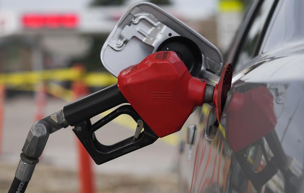 ARCHIVO - Un automovilista llena el tanque en un sedán, el 22 de julio de 2022, en Saratoga, Wyo. Los precios de la gasolina están retrocediendo hacia la marca de $ 4 por primera vez en más de cinco meses, buenas noticias para los consumidores que están luchando con los altos precios de muchos otros productos esenciales. (AP Photo/David Zalubowski, Archivo)