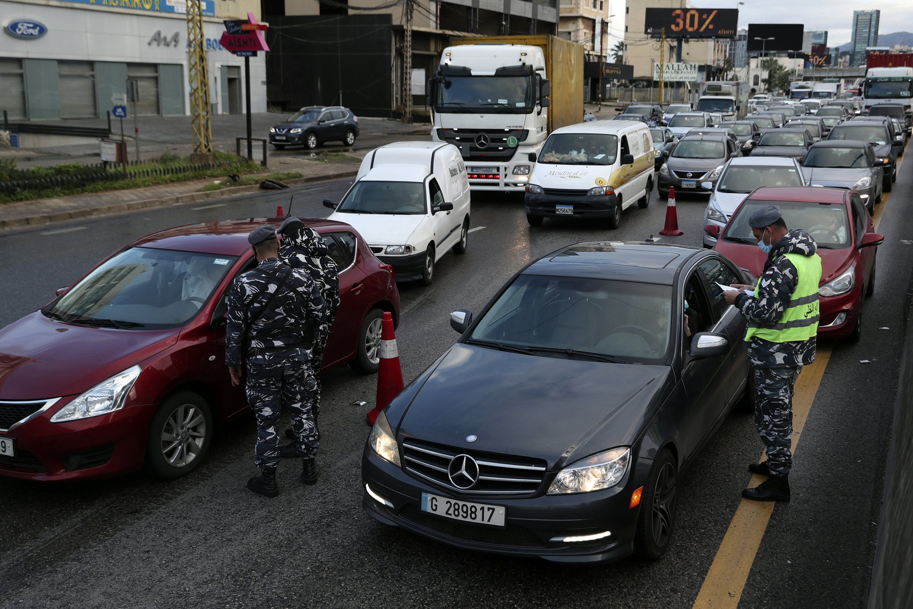 Lebanon starts curfew all day, while the virus goes out of control