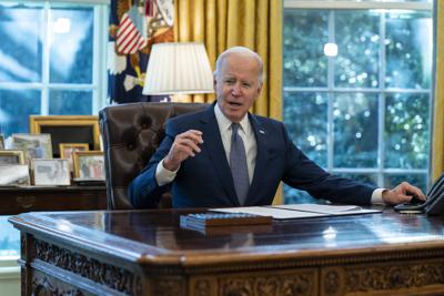 El presidente Joe Biden habla antes de firmar una orden ejecutiva para mejorar los servicios gubernamentales, en el Despacho Oval de la Casa Blanca, el lunes 13 de diciembre de 2021, en Washington.  (AP Foto / Evan Vucci)
