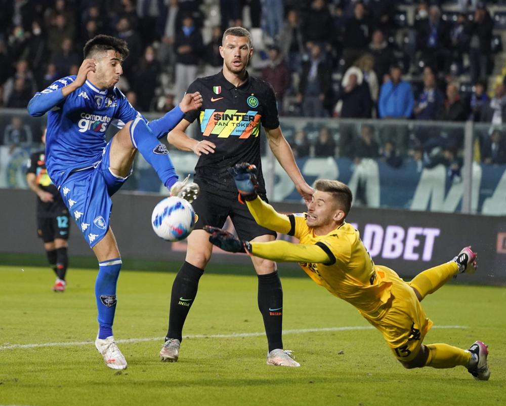 El portero del Empoli Guglielmo Vicario salva un tiro en el encuentro ante el Inter de Milan de la Serie A el miércoles 27 de octubre del 2021. (Marco Bucco/LaPresse via AP)