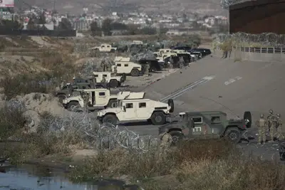 El ejército estadounidense protege la frontera de El Paso con México, visto desde Ciudad Juárez, México, el martes 20 de diciembre de 2022. (Foto AP/Christian Chávez, archivo)