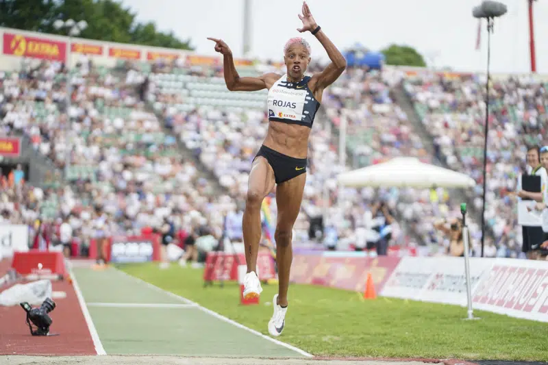 La venezolana Yulimar Rojas compite en el salto triple durante la justa de la Liga Diamante, el 15 de junio de 2023, en Oslo, Noruego. (Terje Pedersen/NTB vía AP)