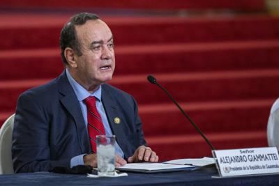 El presidente guatemalteco Alejandro Giammattei habla en una conferencia de prensa el martes 27 de julio de 2021 en el Palacio Nacional, en Ciudad de Guatemala. (AP Foto/Oliver de Ros)