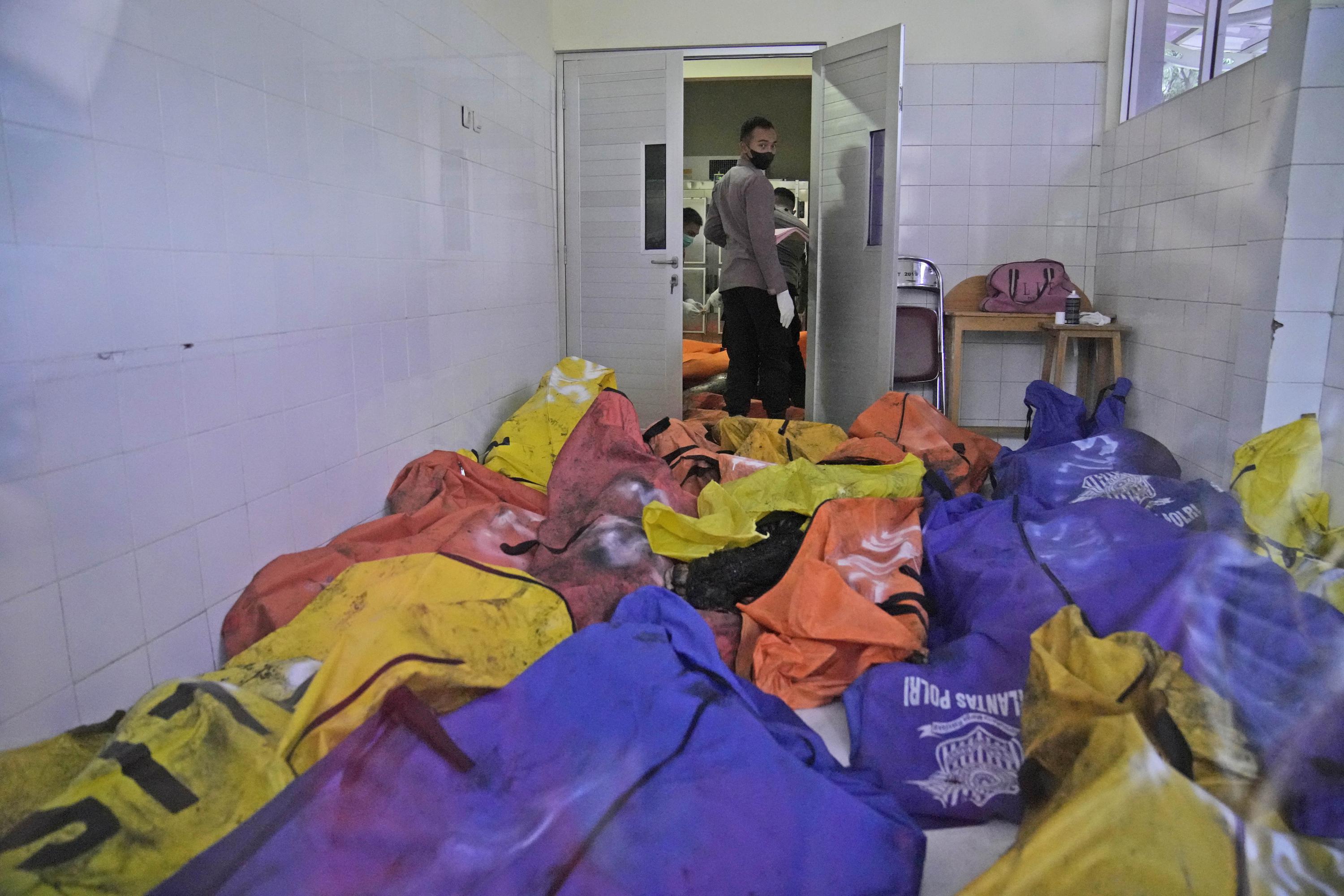 The fire kills 41 prisoners and 80 wounded in the crowded Indonesian prison