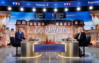 El candidato de centro y presidente francés Emmanuel Macron y la contendiente de extrema derecha Marine Le Pen posan antes de un debate televisado el miércoles 20 de abril de 2022, en La Plaine-Saint-Denis, en las afueras de París. (Ludovic Marin, Pool vía AP)