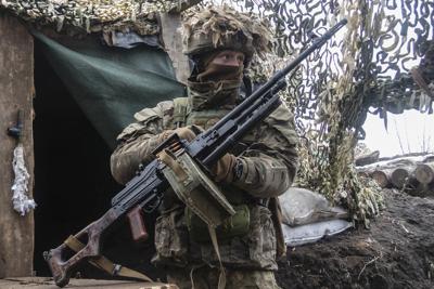 ARCHIVO - Un soldado ucraniano se ve en la línea de separación de los rebeldes prorrusos en la región de Donetsk, Ucrania, el lunes 10 de enero de 2022. (AP Foto/Andriy Dubchak, archivo)